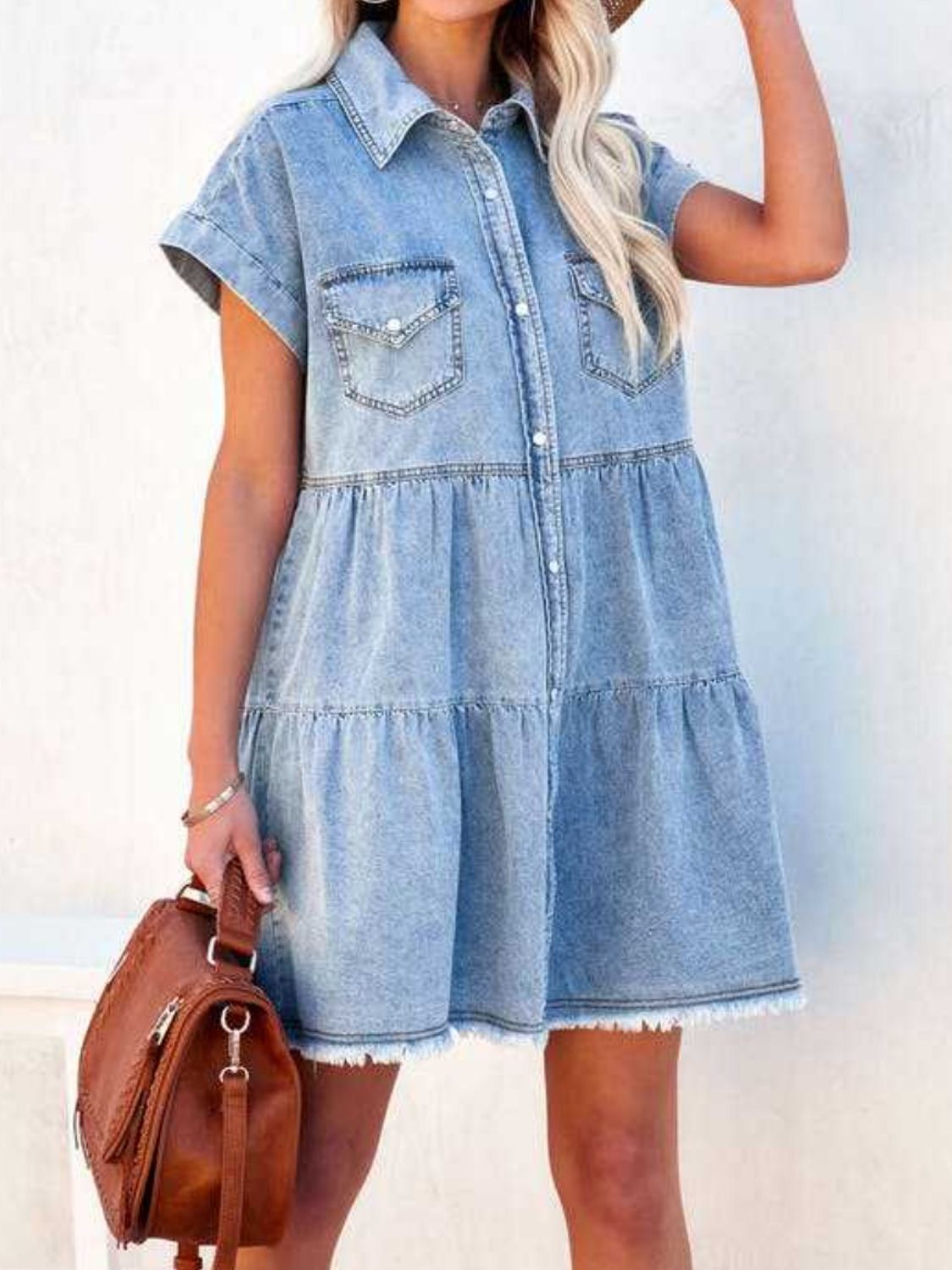 Vestido denim de manga corta con dobladillo sin rematar