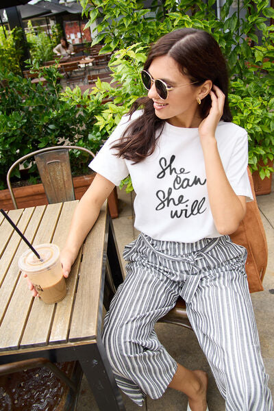 Camiseta de manga corta SHE CAN SHE WILL de tamaño completo de Simply Graphic Tee tee