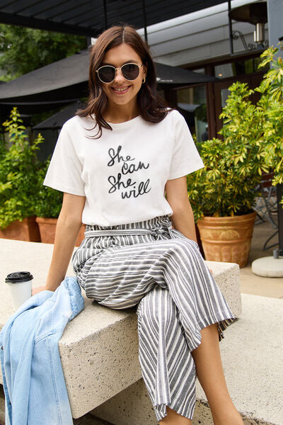 Camiseta de manga corta SHE CAN SHE WILL de tamaño completo de Simply Graphic Tee tee