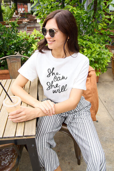 Camiseta de manga corta SHE CAN SHE WILL de tamaño completo de Simply Graphic Tee tee